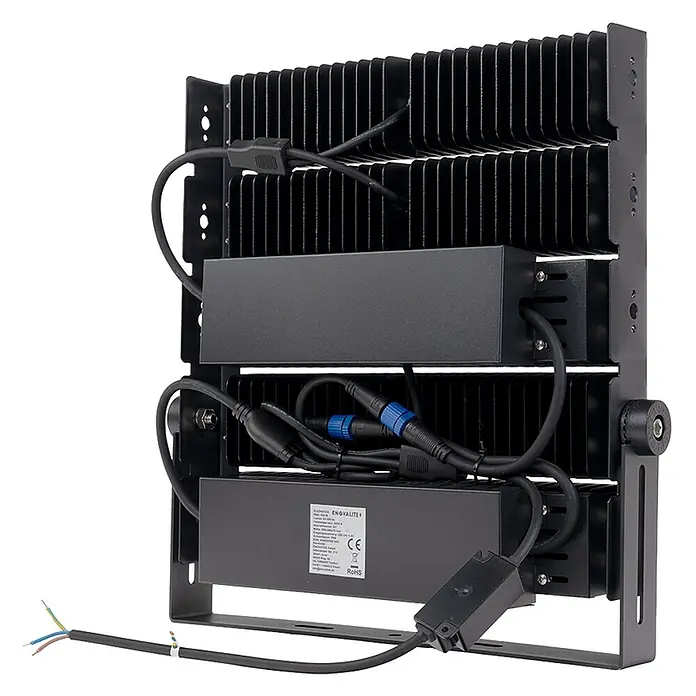 Enovalite LED-Strahler - 500 W, 65.000 lm, IP66 - Schwarzer LED-Flutlichtstrahler, Rückansicht mit integrierten Kühlrippen, Treibern und Kabelverbindungen.