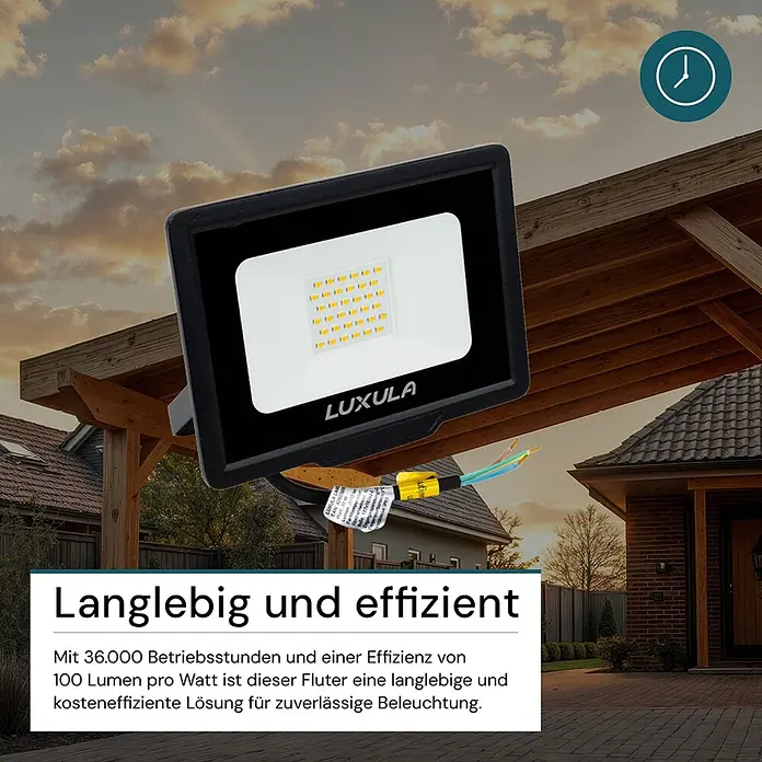Luxula LED-Strahler - 30 W, 3.000 lm, 4.000 K, IP65 - Schwarzer LUXULA LED-Fluter, montiert unter einer Holzpergola, leuchtet hell.