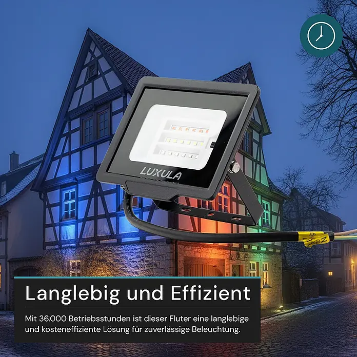 Luxula LED-Strahler - 20 W, IP65 - Schwarzer LUXULA LED-Fluter beleuchtet nachts ein Fachwerkhaus. Langlebig und effizient für den Außenbereich.