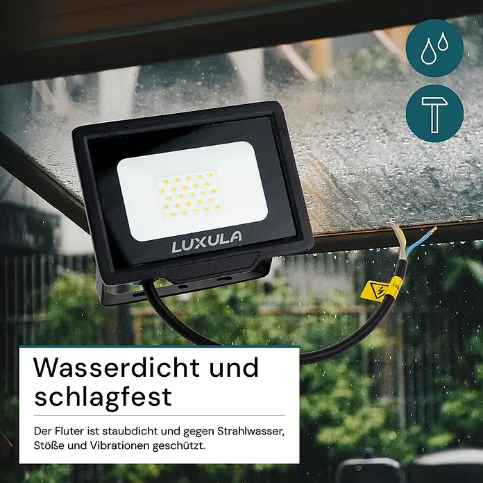 Luxula LED-Strahler - 20 W, 2.000 lm, 3.000 K, IP65 - Schwarzer LUXULA LED-Fluter in nasser Umgebung, der seine wasserdichten und schlagfesten Eigenschaften hervorhebt.