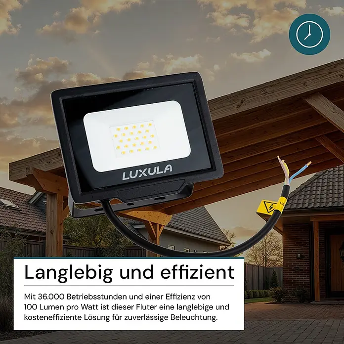 Luxula LED-Strahler - 20 W, 2.000 lm, 3.000 K, IP65 - Schwarzer LED-Flutlichtstrahler unter einer Holzpergola montiert, mit offenem Kabel, beleuchtet einen Außenbereich.