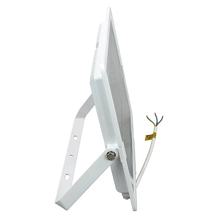 Luxula LED-Strahler - 200 W, 20.000 lm, IP65 - Weißer LED-Flutlichtstrahler von der Seite, zeigt verstellbare Halterung und Stromkabel mit blanken Drähten.
