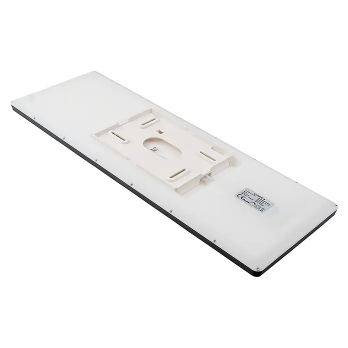 Luxula LED-Deckenleuchte - 24 W, Schwarz, Mehrfarbig - Rückseite eines rechteckigen weißen LED-Panels mit schwarzem Rahmen und hellem Montagebügel. Bereit zur Installation.