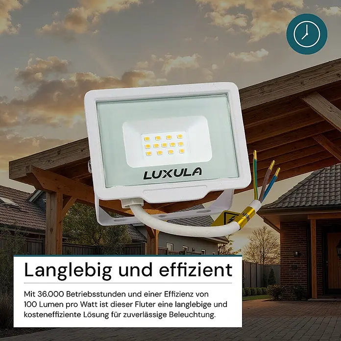 Luxula LED-Strahler - 10 W, 1.000 lm, IP65 - Weißer LUXULA LED-Fluter für den Außenbereich, montiert unter einer Holzpergola. Langlebig und effizient.