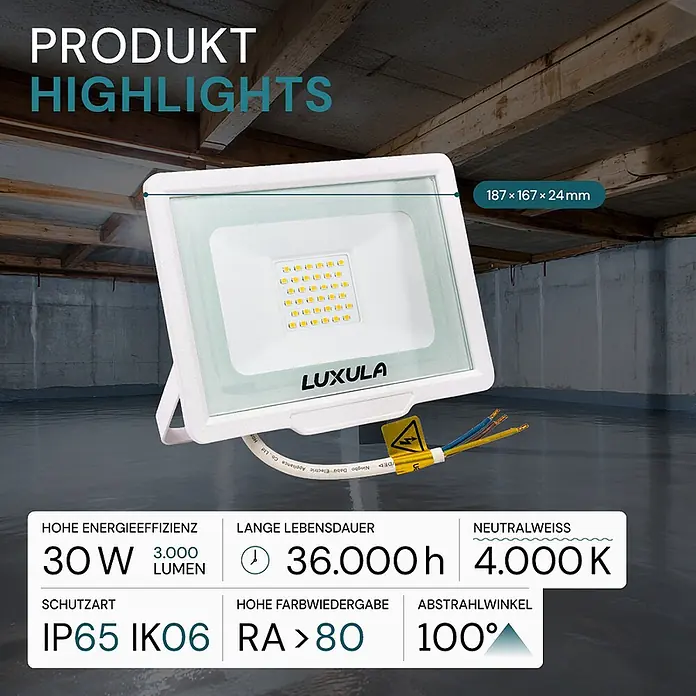 Luxula LED-Strahler - 30 W, 3.000 lm, IP65 - Weißer LUXULA LED-Flutlichtstrahler zeigt Maße (187x167x24mm) und Daten: 30W, 3000 Lumen, 36000h, 4000K, IP65 IK06, RA>80, 100° Abstrahlwinkel im Industrieraum.