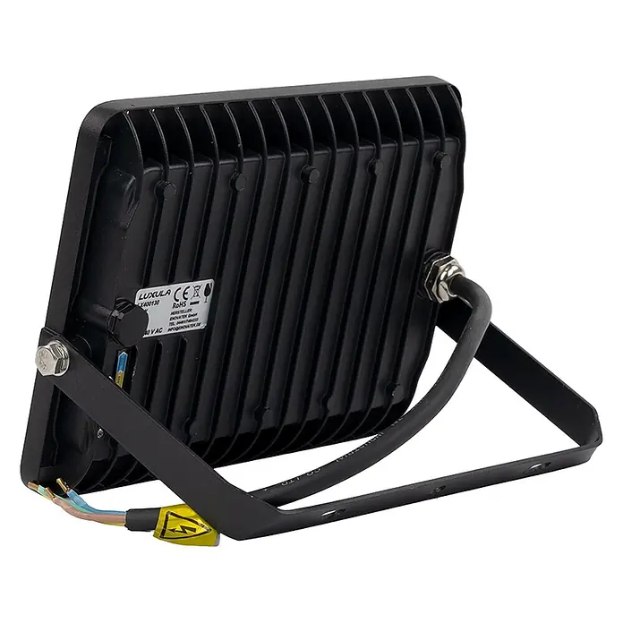 Luxula LED-Strahler - 50 W, 5.000 lm, IP65 - Schwarzer LED-Fluter, Rückansicht. Zeigt deutliche Kühlrippen, eine verstellbare Halterung und freiliegende Stromkabelanschlüsse.