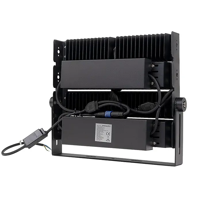 Enovalite LED-Strahler - 400 W, 52.000 lm, IP66 - Rückseite eines schwarzen LED-Flutlichtstrahlers mit Kühlrippen, integrierten Netzteilen und Verkabelung an einer Montagehalterung.