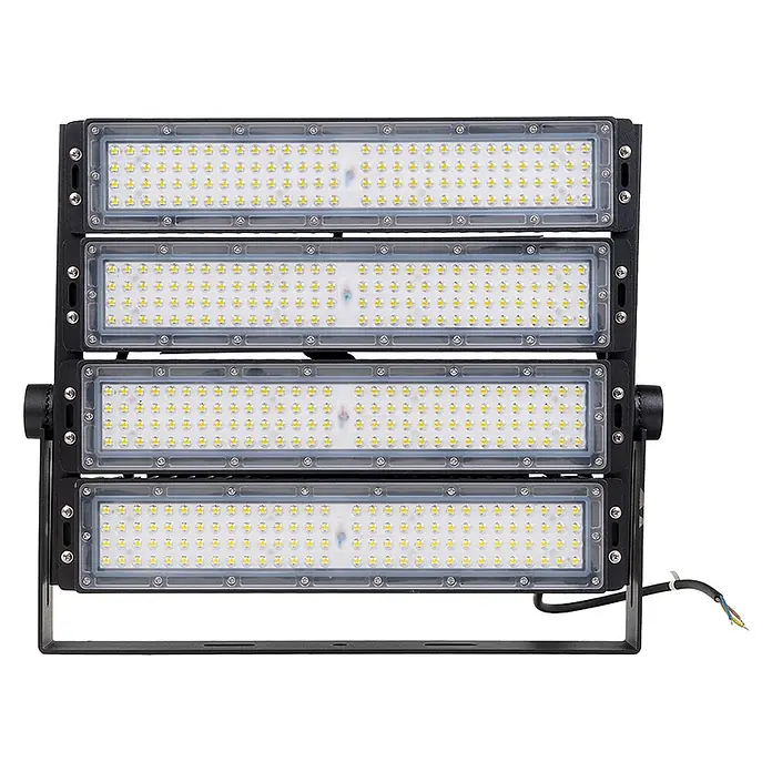 Enovalite LED-Strahler - 400 W, 52.000 lm, IP66 - Schwarzer LED-Flutlichtstrahler mit mehreren Paneelen, Montagebügel und freiliegenden Kabeln, mit vielen kleinen gelb-weißen LEDs hinter einer transparenten Abdeckung.