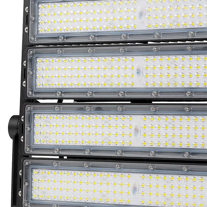 Enovalite LED-Strahler - 400 W, 52.000 lm, IP66 - Nahaufnahme einer modernen LED-Flutlichtanlage mit vielen kleinen, hell leuchtenden LEDs in schwarzen Modulen.