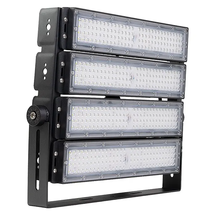 Enovalite LED-Strahler - 400 W, 52.000 lm, IP66 - Schwarzer LED-Flutlichtstrahler mit vier rechteckigen Leuchtfeldern auf verstellbarer Halterung.