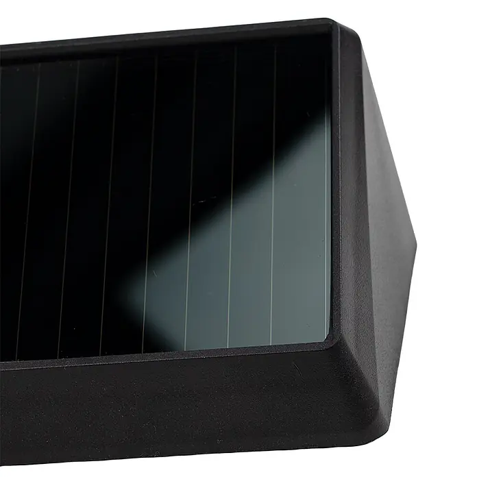 Luxula Solar-Außenwandleuchte - Schwarz, IP54 - Nahaufnahme eines rechteckigen, mattschwarzen Solarpanels mit vertikalen Gitterlinien auf der Oberfläche.