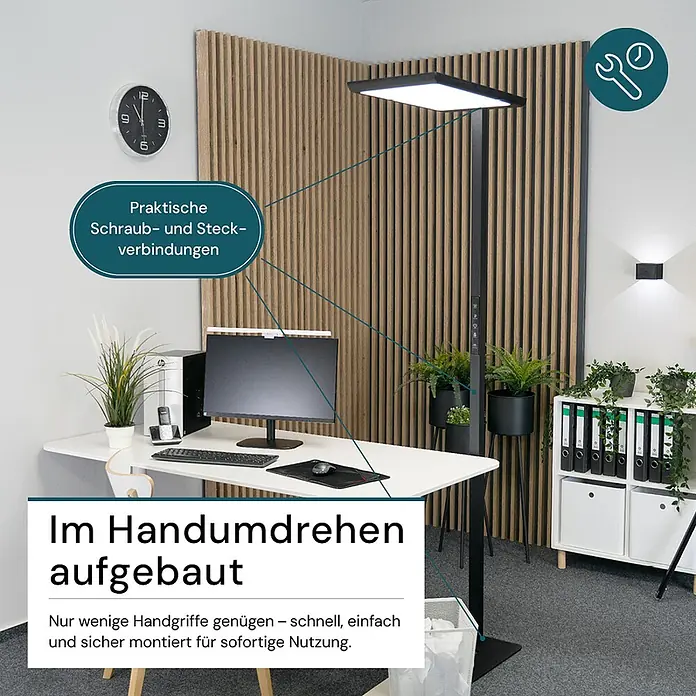 Luxula LED-Stehleuchte 100W 7000lm Bürostehleuchte Up- Downlight -  - Hohe schwarze Stehleuchte mit rechteckigem Leuchtenkopf, neben einem Schreibtisch platziert, einfache Montage betonend.