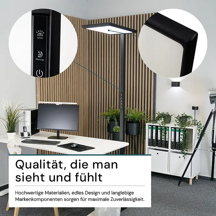 Luxula LED-Stehleuchte 100W 7000lm Bürostehleuchte Up- Downlight -  - Eine elegante, schwarze Stehleuchte mit quadratischem Kopf und Bedienfeld für 'Uplight' und 'Moon light' beleuchtet einen modernen Büroschreibtisch.