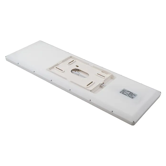Luxula LED-Deckenleuchte - 24 W, Weiß, Mehrfarbig - Rückseite eines weißen rechteckigen LED-Panels mit Montagehalterung, Stromkabel und Produktetikett.