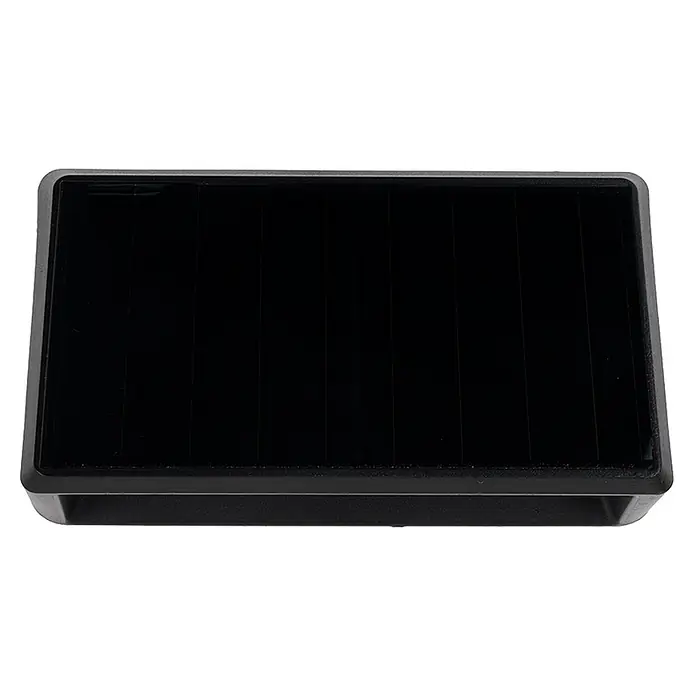 Luxula Solar-Außenwandleuchte - Schwarz, IP54 - Rechteckiges schwarzes Solarpanel mit segmentierter Oberfläche und dunkelgrauem Rahmen.