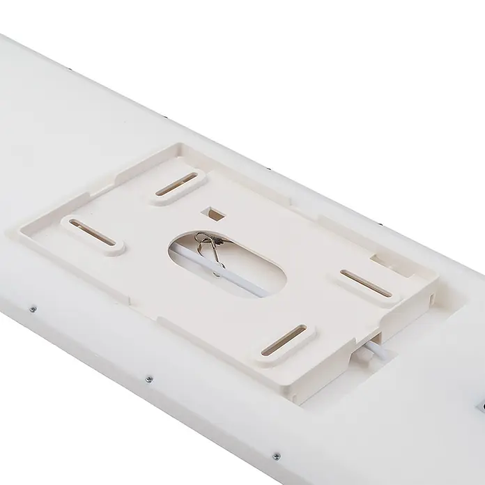 Luxula LED-Deckenleuchte - 24 W, Weiß, Mehrfarbig - Rückansicht einer weißen Platte mit beiger Montagehalterung, mit Langlöchern, Haken und weißem Kabel zur Installation.