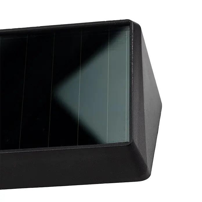 Luxula Solar-Außenwandleuchte - Schwarz, IP54 - Nahaufnahme eines schwarzen Solarpanels mit strukturiertem Rahmen und dunkler, glänzender Oberfläche mit internen vertikalen Linien.
