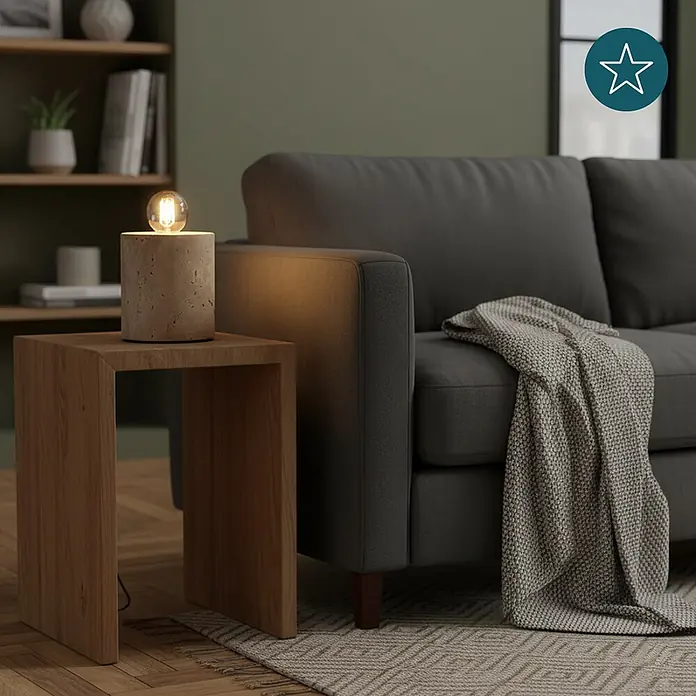 Luxula Deko-Tischleuchte E27 Fassung Modern Design Nachttischleuchte -  - Tischleuchte aus Beton mit freiliegender Glühbirne auf einem Holztisch neben einem dunkelgrauen Sofa, die warmes Licht spendet.