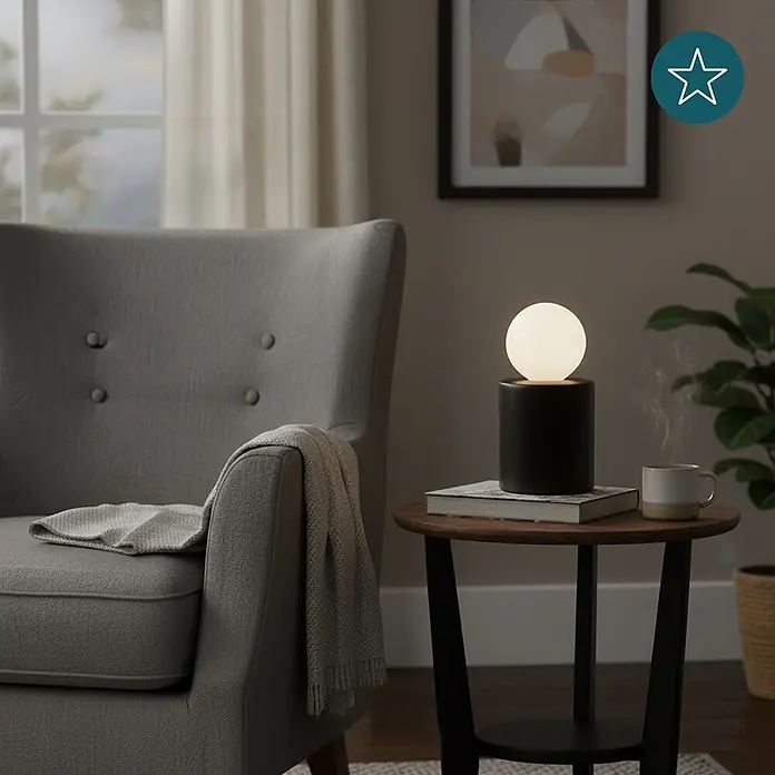 Luxula Deko-Tischleuchte E27 Fassung Modern Design Metall Nachttischleuchte -  - Eine Tischlampe mit schwarzem zylindrischem Sockel und leuchtender weißer Kugel auf einem Holztisch in einem gemütlichen Wohnzimmer.