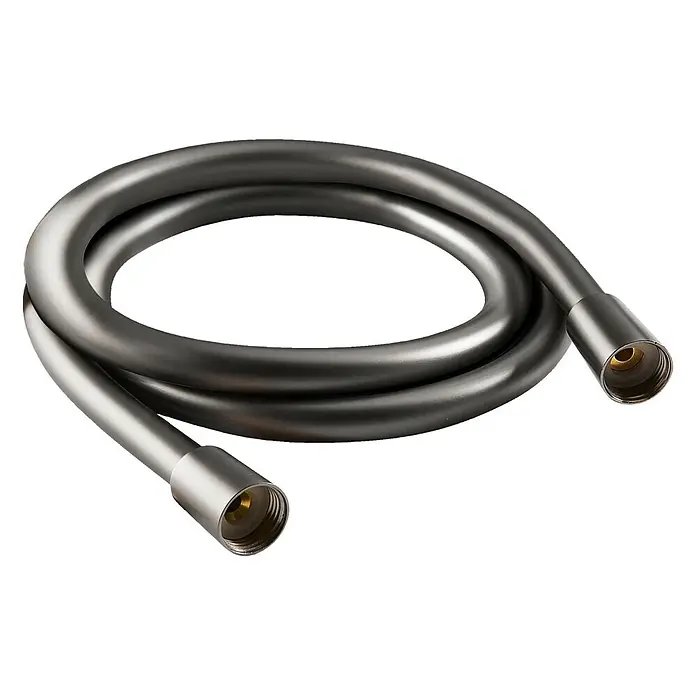 SCHÖNER WOHNEN-Kollektion Brausegarnitur Tesko mit Verdrehschutz 175 cm Industrial - Grau - Dunkelgrauer Brauseschlauch mit Messingarmaturen, aufgerollt.