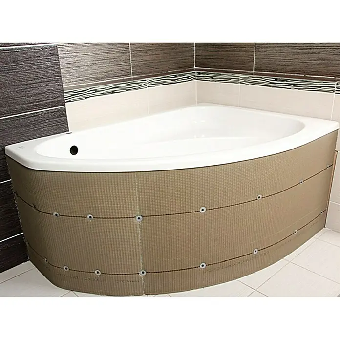 Ultrament Flexplatte Do it - 120 x 60 cm, Stärke: 20 mm - Eckbadewanne mit brauner Verkleidung und weißen Rändern, die in einem Badezimmer mit gefliesten Wänden und Böden steht.