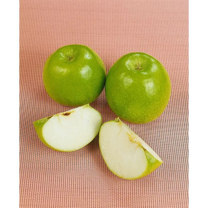 Pflanzen für dich Obstbaum Apfel 'Granny Smith' 150-200 cm, 7,5 Liter - Malus 'Granny Smith' - Zwei ganze grüne Äpfel und zwei grüne Apfelspalten mit weißem Fruchtfleisch.