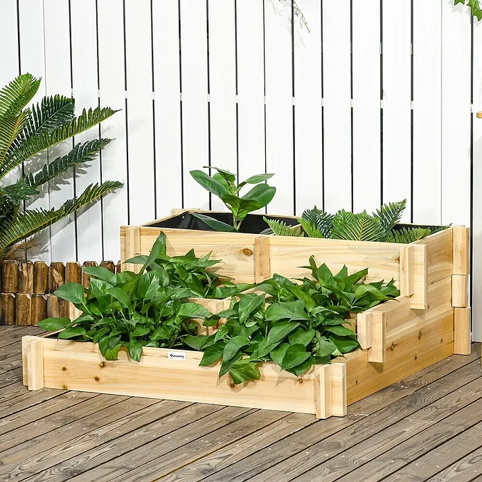 Outsunny Hochbeet mit 5 Pflanzbereiche - Holz, Naturholz - Ein mehrstufiger Pflanzkasten aus Naturholz mit grünen Pflanzen auf einer Holzterrasse.