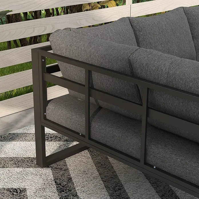 Outsunny Gartenmöbel-Set Dunkelgrau 148L x 61B x 71,5H cm -  - Dunkelgraues Metallgestell-Loungesofa mit grauen Stoffkissen, auf gestreiftem Outdoorteppich vor hellem Zaun.