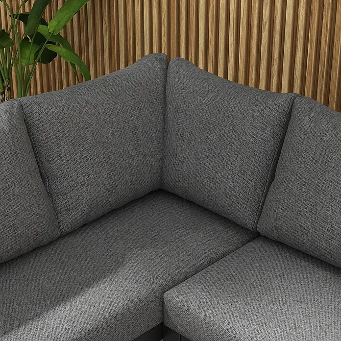 Outsunny Gartenmöbel-Set Dunkelgrau 148L x 61B x 71,5H cm -  - Graues Stoff-Ecksofa mit Plüschkissen vor einer dekorativen Holzlamellenwand und einer grünen Pflanze.