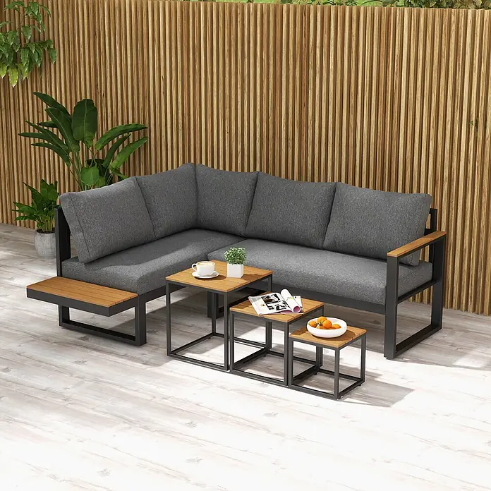 Outsunny Gartenmöbel-Set Dunkelgrau 148L x 61B x 71,5H cm -  - Dunkelgraues Outdoor-Ecksofa mit schwarzem Metallrahmen und Holzdetails, zusammen mit Beistelltischen auf einer Terrasse.