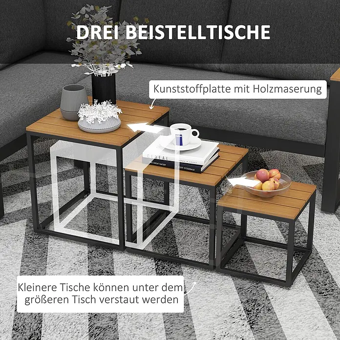 Outsunny Gartenmöbel-Set Dunkelgrau 148L x 61B x 71,5H cm -  - Set aus 3 Beistelltischen mit Holzmaserung-Kunststoffplatten und schwarzen Metallgestellen, untereinander verstaubar, neben einem Sofa.