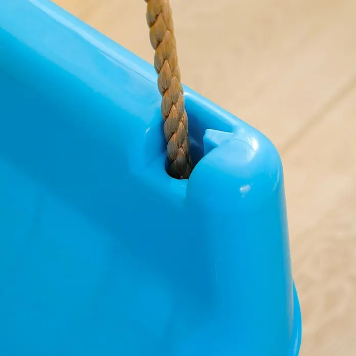 Outsunny Babyschaukel - Kunststoff - Nahaufnahme eines blauen Kunststoffschaukelsitzes mit einem geflochtenen braunen Seil, das hindurchgeführt ist.