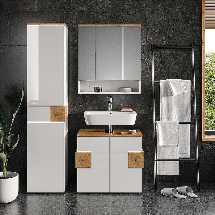 Vicco Badmöbel-Set Eden, Weiß Hochglanz 75 cm -  - Modernes weißes Badmöbelset mit hellen Holzdetails: Hochschrank, Waschtisch mit Waschbecken und Spiegelschrank in dunklem Bad.