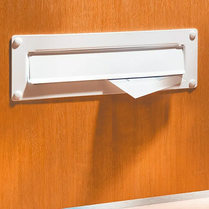 Burg-Wächter Einwurfblende Porta 796 - 304 x 101 mm, Aluminium, Weiß - Ein weißer Briefschlitz mit einem Brief, der halb herausragt, an einer Holztür. Das Produkt ist ein moderner Briefschlitz für Haustüren.