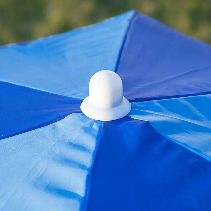 Outsunny Kinder-Gartentisch - Blau - Obere Ansicht eines blau-hellblauen Sonnenschirms mit weißer Abschlusskappe in der Mitte.