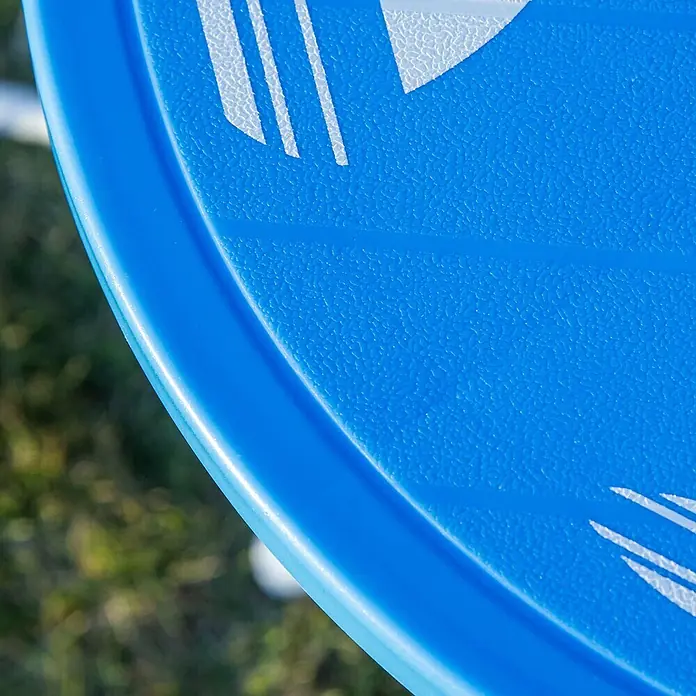 Outsunny Kinder-Gartentisch - Blau - Nahaufnahme einer hellblauen, strukturierten Plastikscheibe mit weißen Grafiken.
