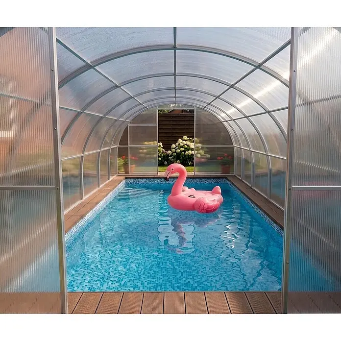 Garten Dream Poolüberdachung Marina, 4mm Polycarbonate - L x B x H: 400 x 300 x 210 cm - Gewölbte transparente Poolüberdachung mit Aluminiumrahmen, die einen Pool mit rosa Flamingoschwimmtier bedeckt.