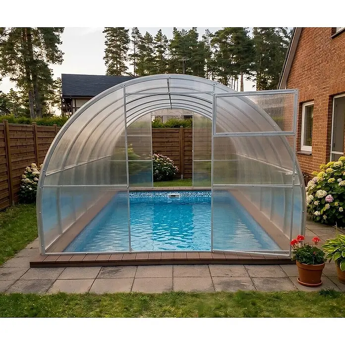 Garten Dream Poolüberdachung Marina, 4mm Polycarbonate - L x B x H: 400 x 300 x 210 cm - Gewölbte Polycarbonat-Poolüberdachung mit Silberrahmen, bedeckt ein kleines rechteckiges Schwimmbecken im Garten.