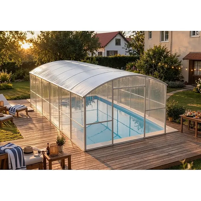 Garten Dream Poolüberdachung Laguna, 6mm Polycarbonat - L x B x H: 800 x 300 x 210 cm - Transparente gewölbte Poolüberdachung über einem Swimmingpool auf einer Holzterrasse.