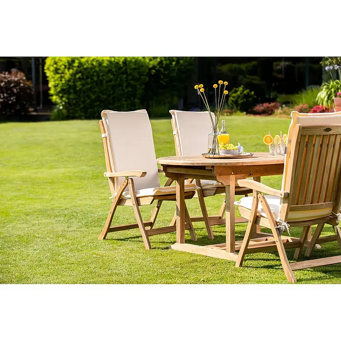 Kai Wiechmann Gartentisch - Teak, Oval, Naturbelassen - Gartentisch und Stühle aus Holz mit beigen Auflagen, für Entspannung im Freien.