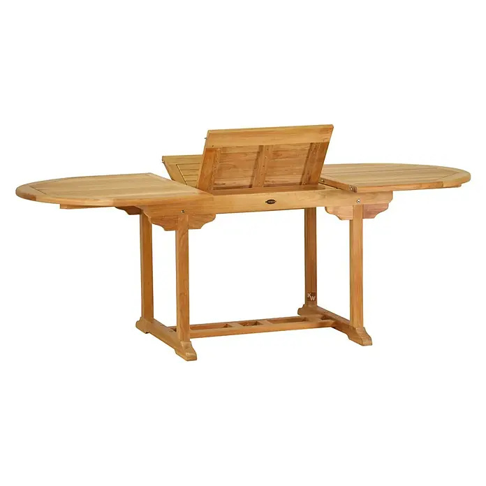 Kai Wiechmann Gartentisch - Teak, Oval, Naturbelassen - Hölzerner ausziehbarer Klapptisch in heller Ausführung, der den teilweise geöffneten mittleren Blattmechanismus zeigt.