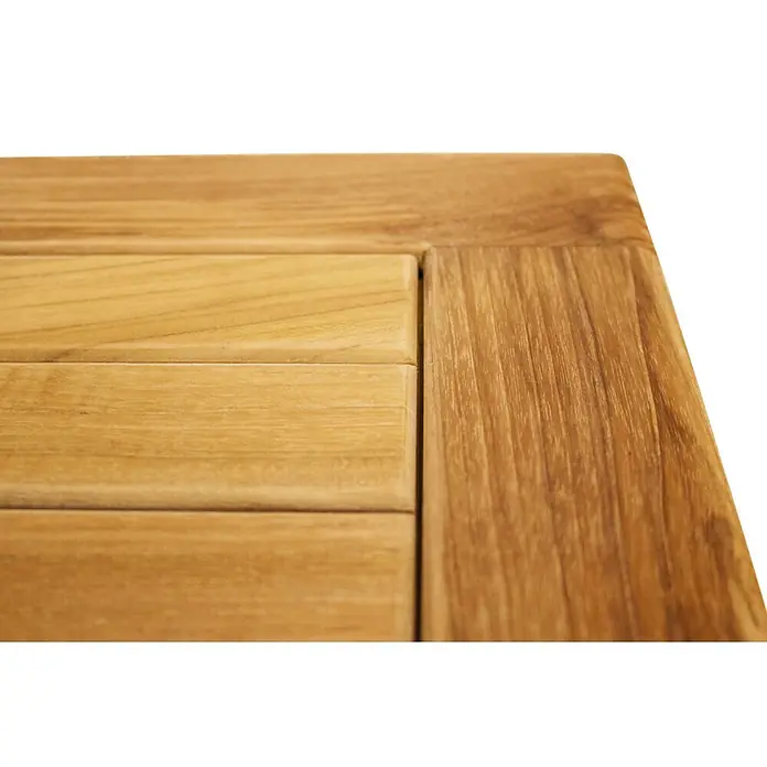Kai Wiechmann Gartentisch - Teakholz, Quadratisch, Naturbelassen - Nahaufnahme einer hellbraunen Holztischecke mit horizontalen Latten und Umrandung.