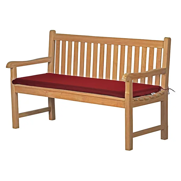 Kai Wiechmann Bankauflage - Gartenbank, Holzbank, Bank, Polyacryl, Bordeauxrot - Gartenbank aus Holz mit Lattenrücken und -sitzfläche, geschwungenen Armlehnen und einem dunkelroten Kissen.