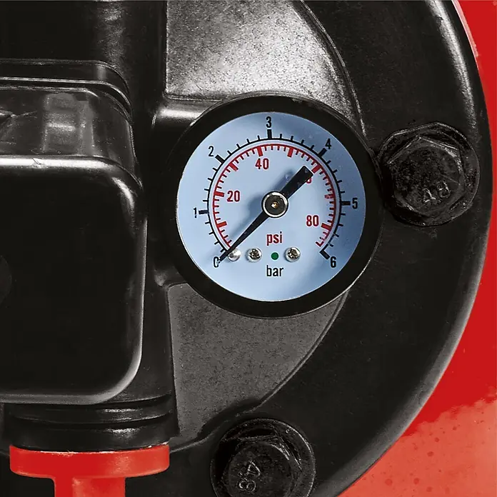 Einhell Hauswasserwerk GC-WW 1045 N - 1.050 W, 20 l, Max. Fördermenge: 4.500 l/h, Max. Druck: 3 bar - Druckanzeige mit hellblauem Zifferblatt und roten/schwarzen Skalen, in eine schwarz-rote Maschine integriert.