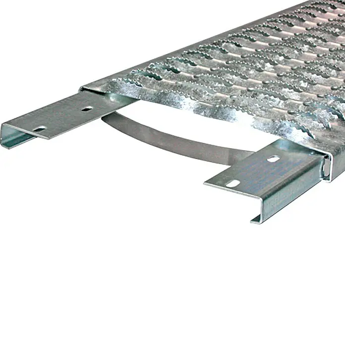 Sarei Laufrostverbinder - 10 x 5 x 5 cm, Stahl - Nahaufnahme einer perforierten, verzinkten Kabelrinne mit Befestigungselementen für die Installation.
