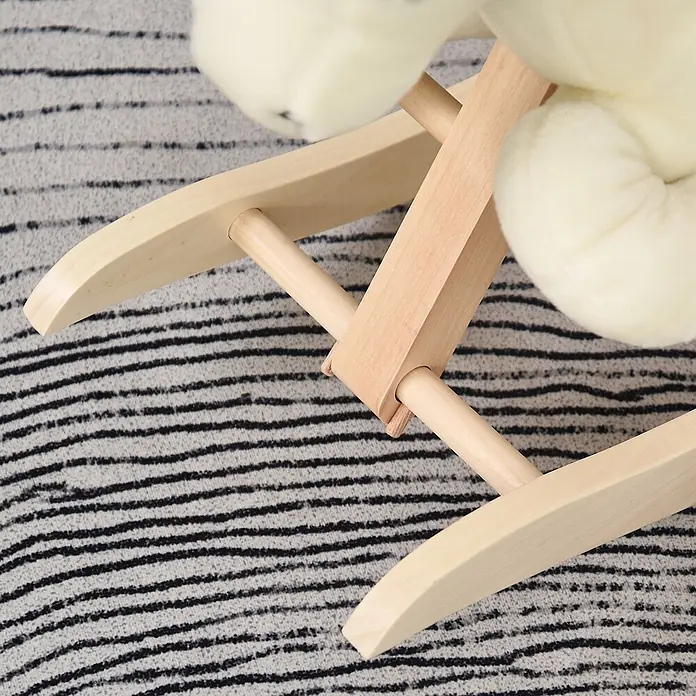 Kinder Schaukelpferd Baby Schaukeltier Spielzeug Pferd für 18-36 Monate -  - Helle Holzschaukelbasis eines Plüschtiers, auf einem gestreiften Teppich.
