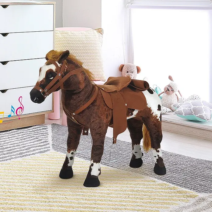 Spielpferd Reitpferd für 2+ Jahre Kinder mit Pferd Sound Plüschtier -  - Ein braun-weißes Plüsch-Reitpferd mit Sattel und Zaumzeug in einem Kinderzimmer.