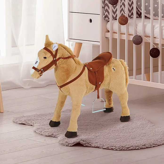 Reitpferd Spielpferd Plüschpferd für Kinder Stehpferd mit Sound Sitz H48 cm -  - Hellbraunes Plüschreitpferd mit braunem Sattel und blauen Steigbügeln im Kinderzimmer.