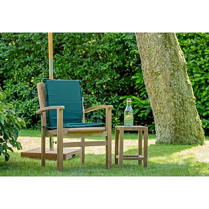 Auflage für Gartenstuhl grün Polster für Niedriglehner waschbar -  - Gartenstuhl aus Holz mit grünen Kissen und passendem Beistelltisch auf Rasen im Garten.