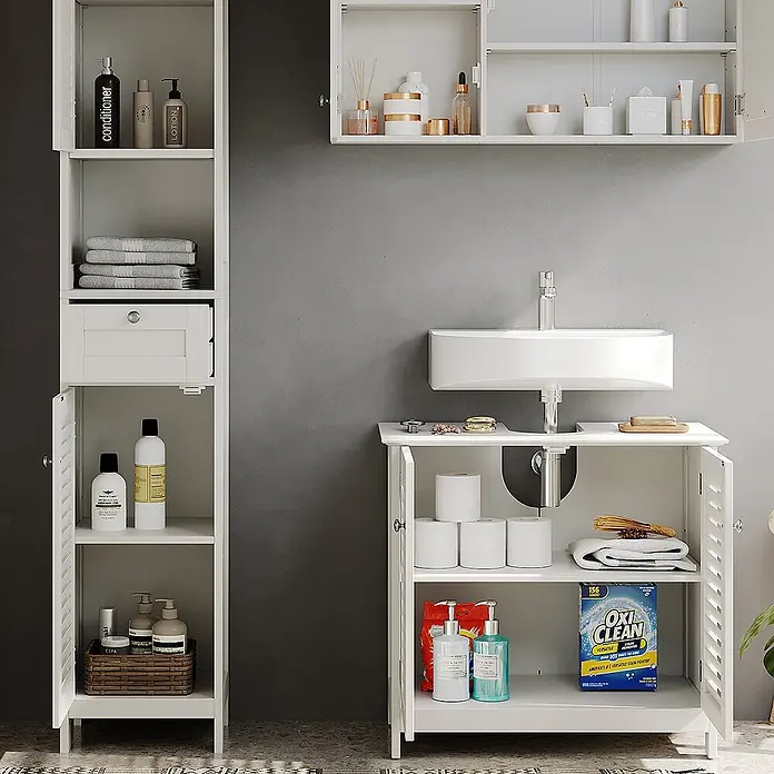 Badmöbel-Set Riad 60 cm Weiß Art.-Nr. 40471 -  - Weiße Badschränke aus Holz: ein hoher Wäscheschrank, ein Wandschrank und ein Waschtischunterschrank.